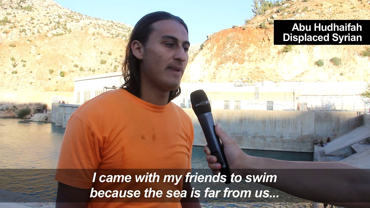Displaced Syrians enjoy moments of calm by Orontes river