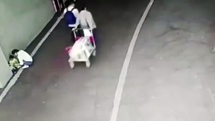 Bebé abandonado em um parque de estacionamento