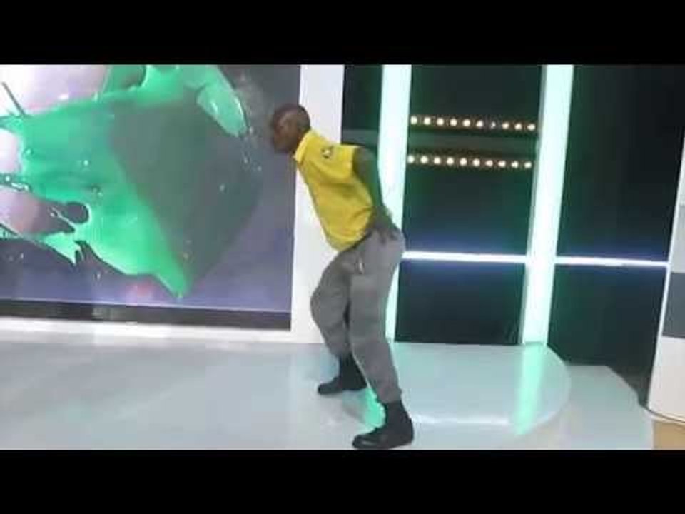 APPRÉCIEZ LA DANSE DU VIRGILE APRES LA VICTOIRE DES ELEPHANTS FACE AUX LIONS DU CAMEROUN