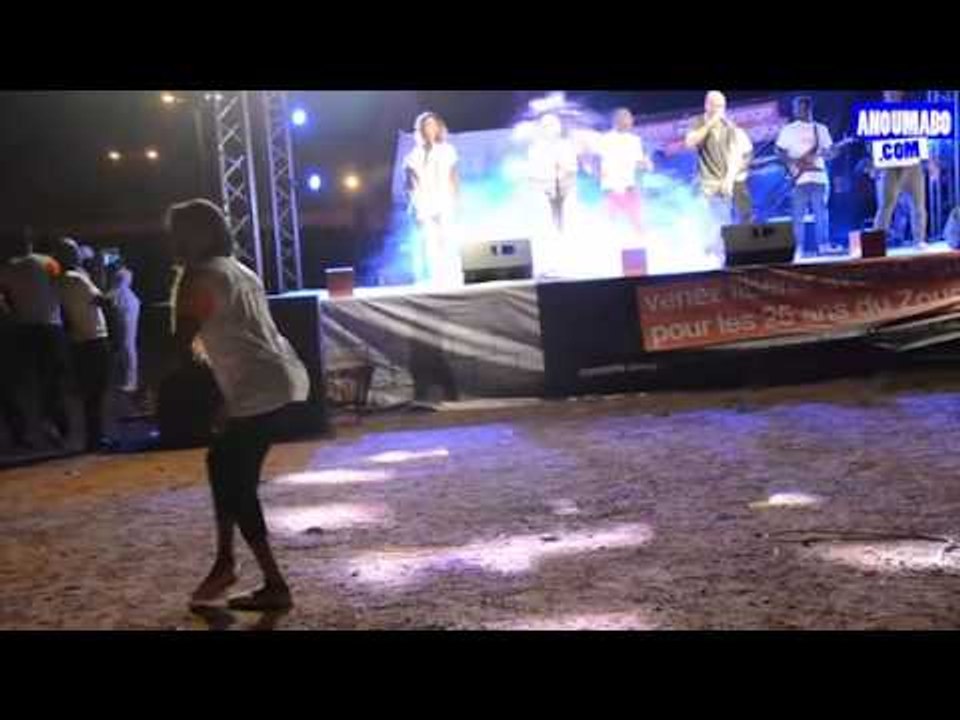 Yabongo Lova en live au Zouglou Days 2015, le public s'exprime par la danse