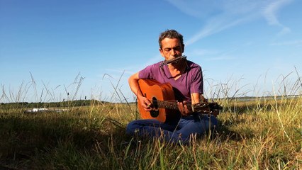 Download Video: Au Cap-Ferret, Marc Delmas dévoile ses nouvelles chansons 1/7