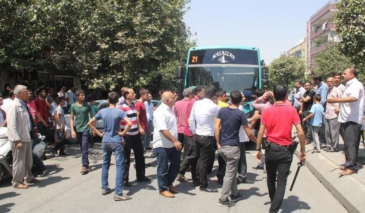 Yol verme kavgasında linç girişimini polis havaya ateş açarak önledi