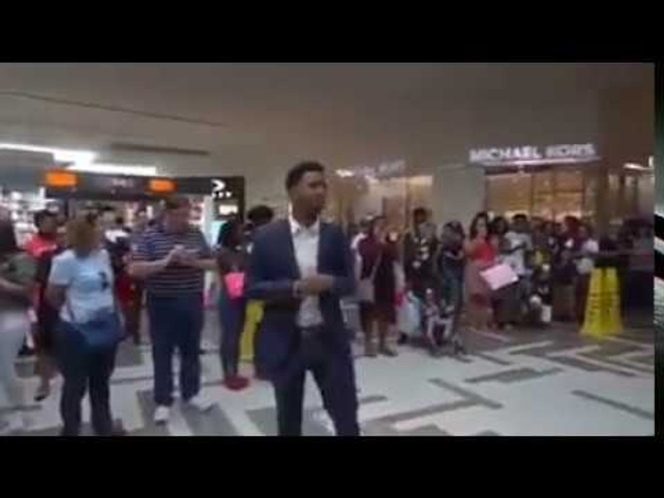 Humiliation : Elle le refuse en plein publique...