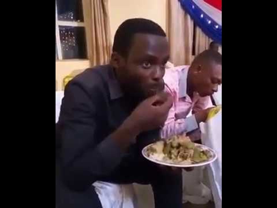 Un homme qui se vole lui même