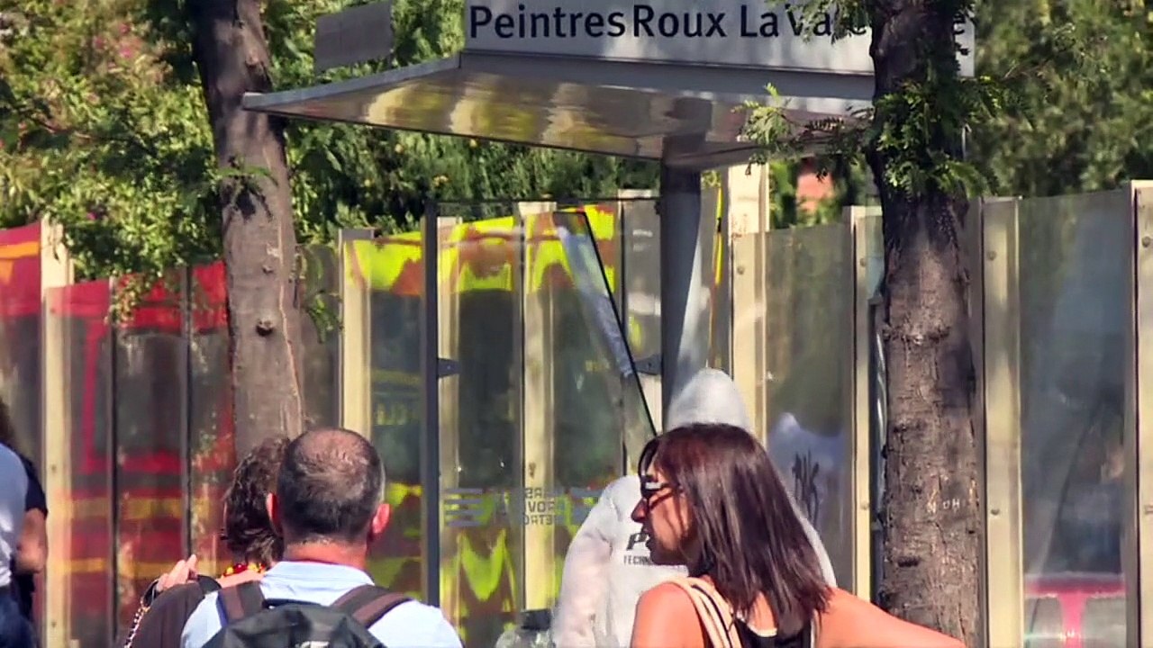 Una furgoneta embiste dos paradas de autobús en Marsella