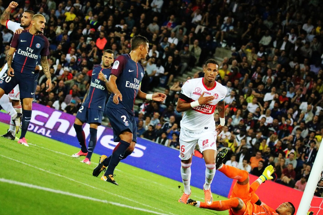 Le second but du TFC face au PSG : Un csc de Thiago Silva !