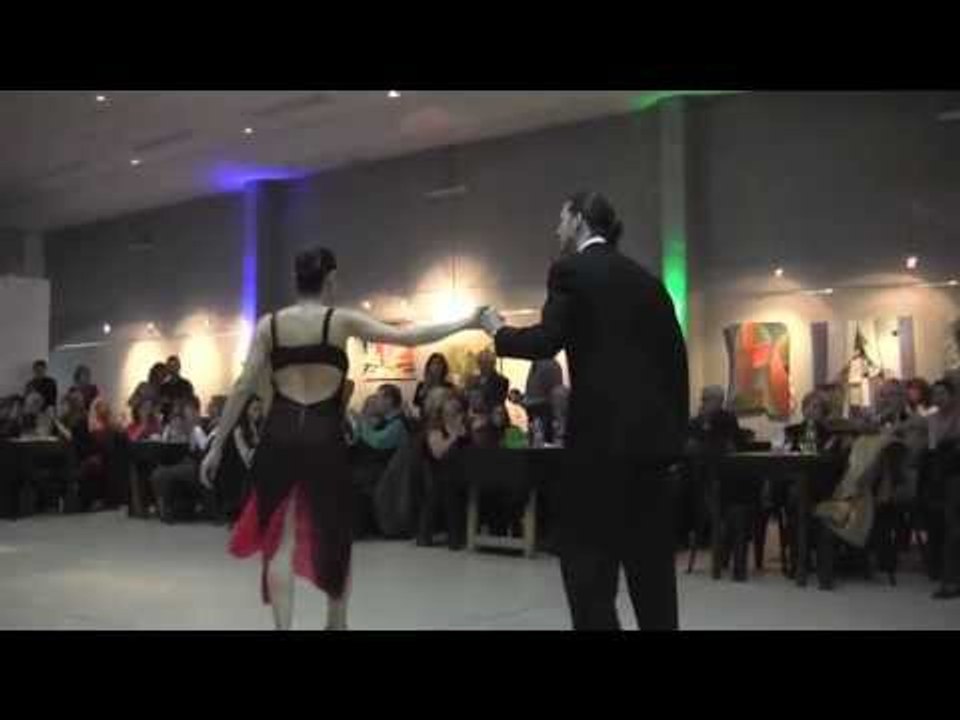 Exhibición de tango en Si Tango, la milonga de San Isidro, Buenos Aires