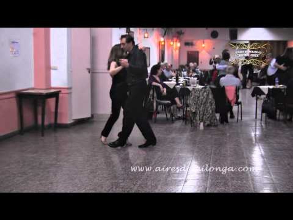 Marta Famá, maestra porteña de tango, bailando milonguero una milonga