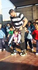 Un prof de sports aide une fillette handicapée à danser