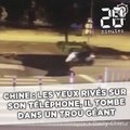 Chine: Les yeux rivés sur son smartphone, ce conducteur de scooter tombe dans un trou géant