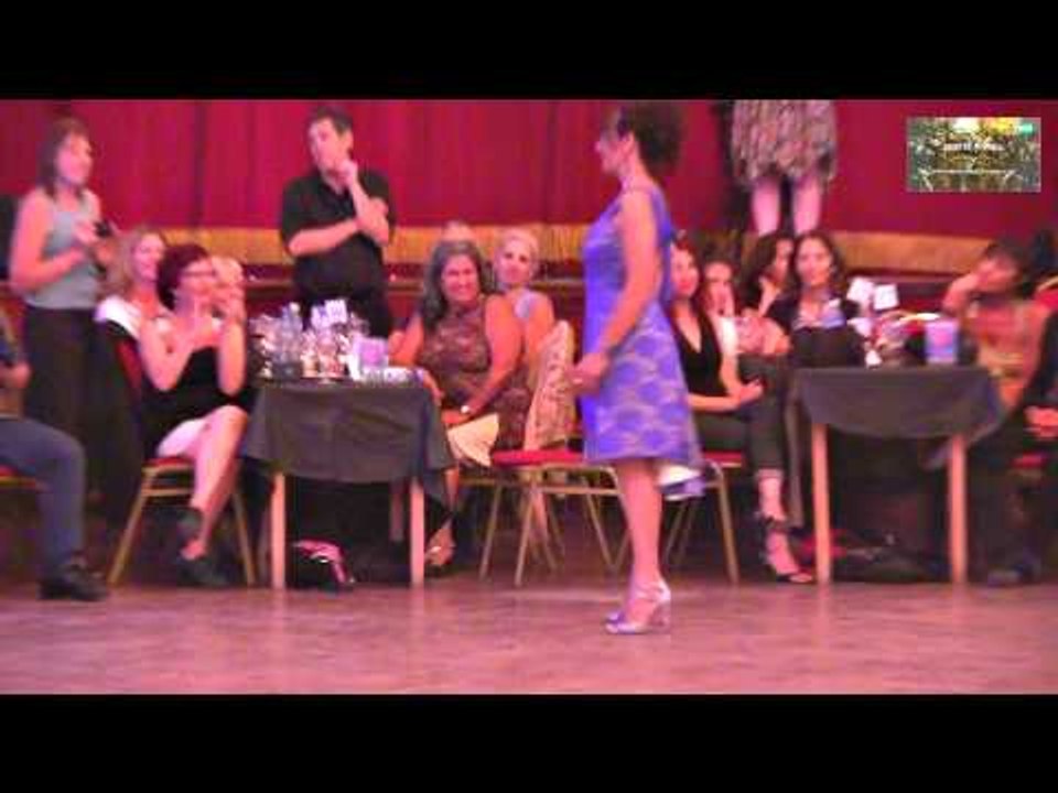 Desfile de moda de ropa de tango. Milonga La Milonguita. Buenos Aires