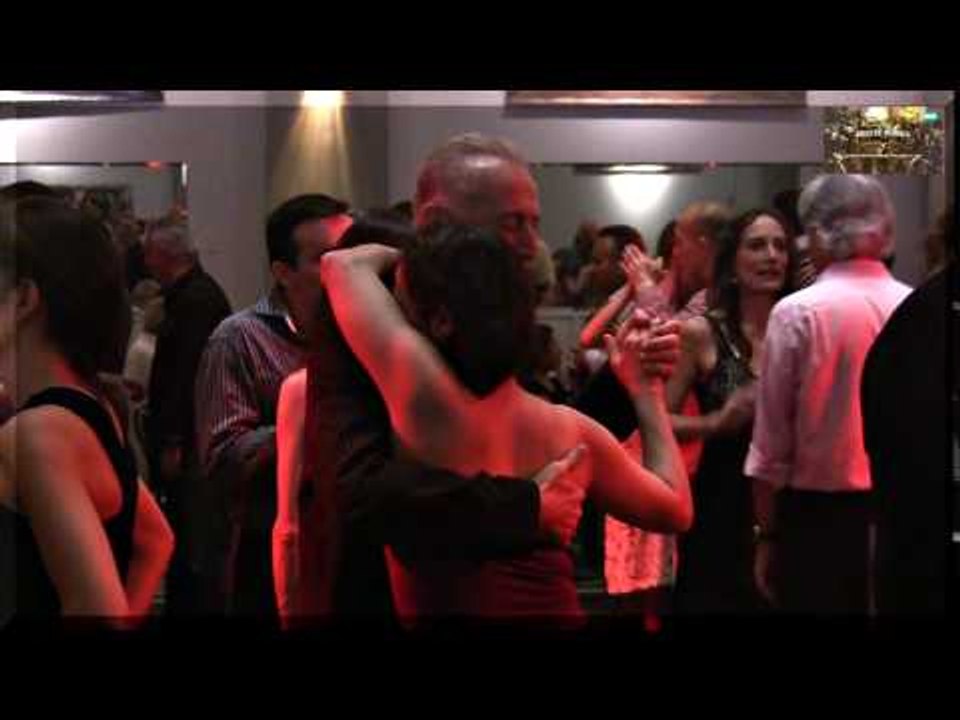 Buen abrazo de tango y postura, sin importar la estatura