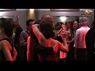 Buen abrazo de tango y postura, sin importar la estatura