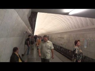 Subte, metro de Moscú. Muchedumbre, trenes cada 30 segundos
