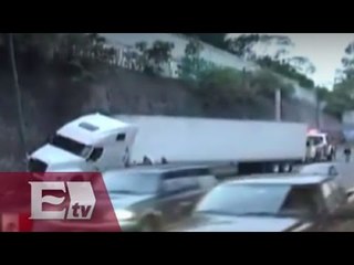 Caos vial por en Constituyentes por accidente de tráiler / Vianey Esquinca