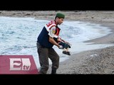 Dolorosas imágenes de policía rescatando los cuerpos de niños sirios ahogados/Titulares de la Noche