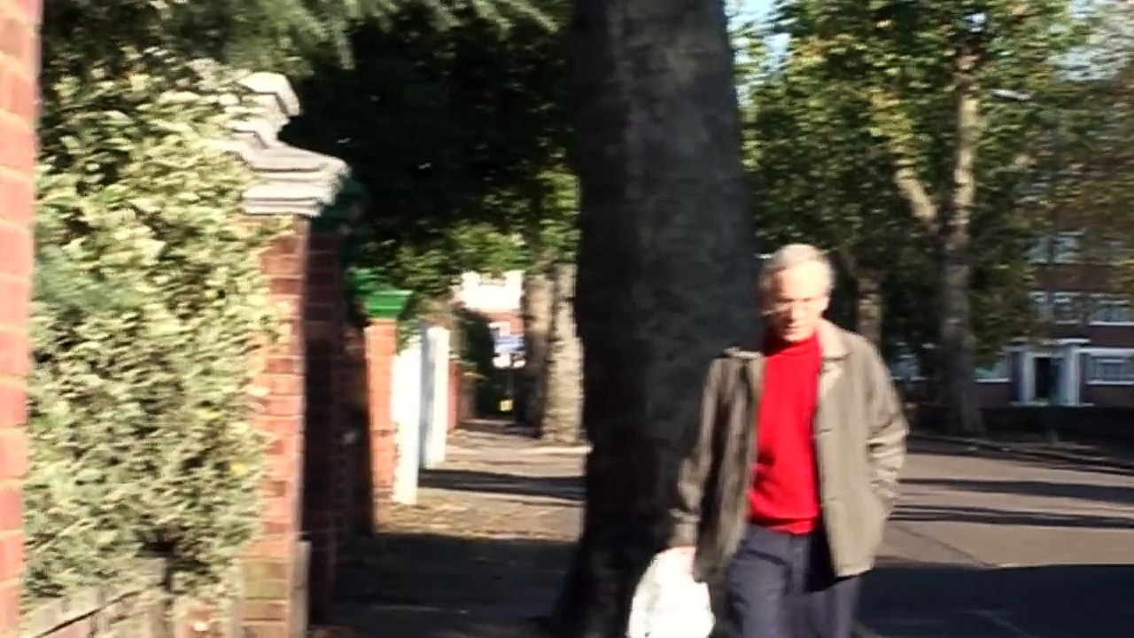 Andrew Sachs who played Fawlty Towers Manuel dies aged 86