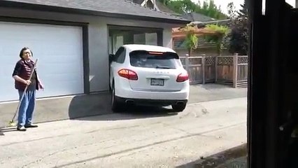 Il était prêt à tout pour garer sa Porsche dans ce garage