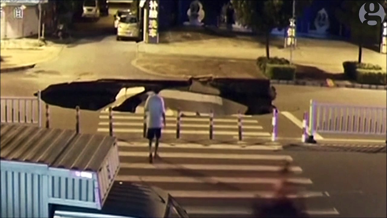 Un gars en scooter avalé par un trou enorme qui se crée en pleine route... FAIL