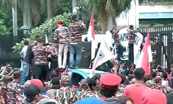 Soal Bendera Terbalik, Massa Demo Kedubes Malaysia