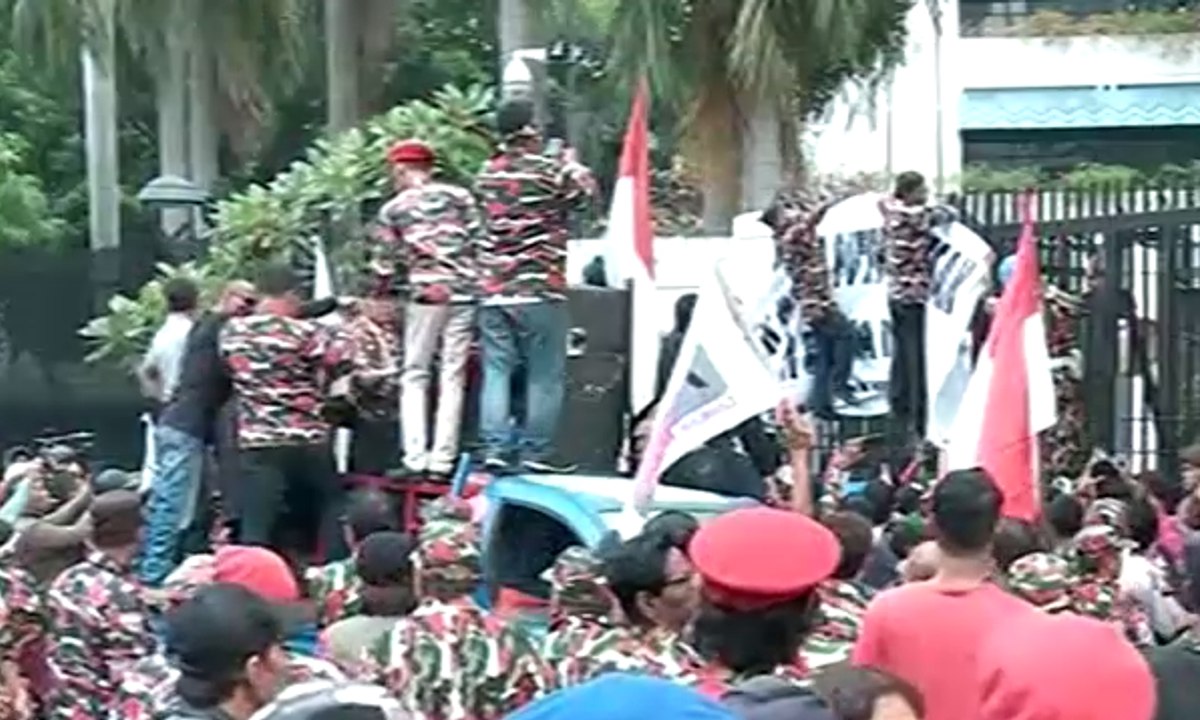 Soal Bendera Terbalik, Massa Demo Kedubes Malaysia