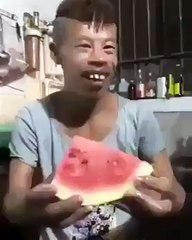 Un mangeur de pastèque pas comme les autres ...