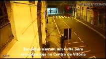 Bandidos usaram um Celta para arrombar loja no Centro de Vitória