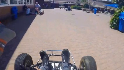 Ils traversent leur lycée en Karting.