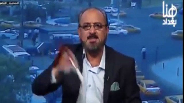 اعلامي عراقي يرفع حذائه بالاستوديو