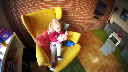 КЛИЗМА малышу УКОЛ в ПОПУ Лечим маленькую девочку Какает конфетами Играем в доктора Play d