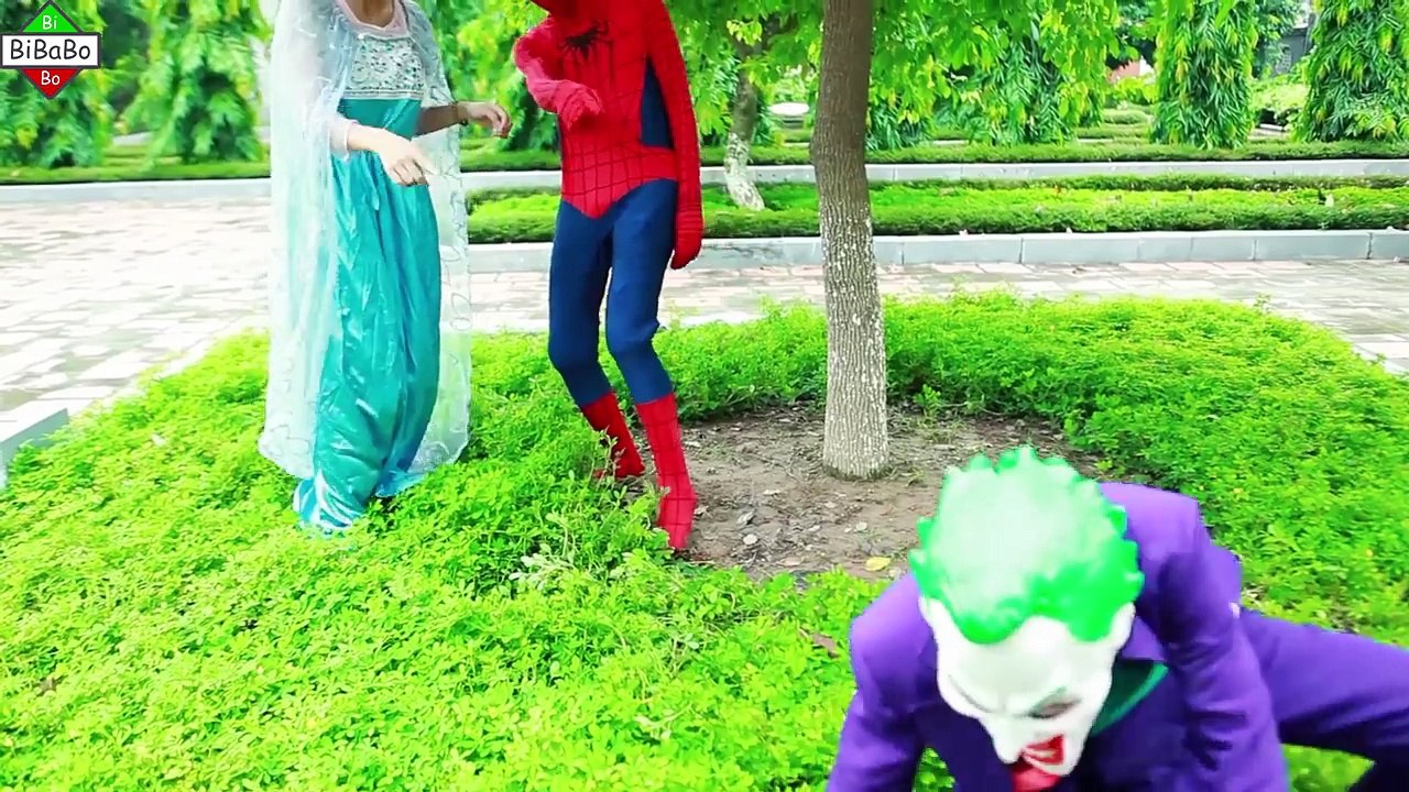 Et homme chauve-souris gelé héros ponton dans fer vie petit homme réal homme araignée super-héros contre elsa