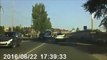 Un policier sans pitié éclate un motard en fuite avec sa voiture