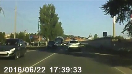 Un policier sans pitié éclate un motard en fuite avec sa voiture