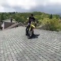 Il saute du toit de chez ses parents avec sa motocross