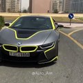 Juste une bmw i8 qui roule dans une flaque d'eau