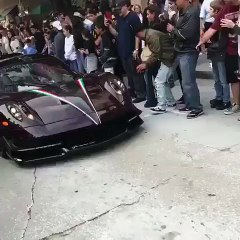 Une bimbo fait tomber son téléphone en plein meeting de voiture de luxe