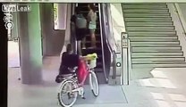 Ne jamais prendre un escalator avec son vélo lol