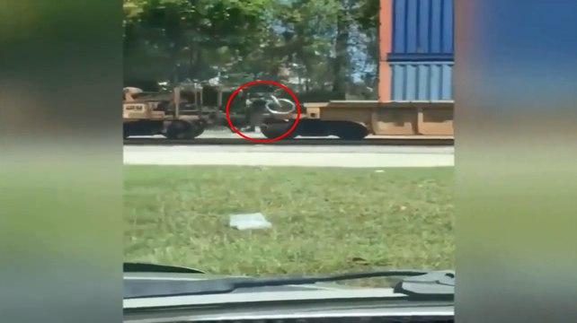 Un livreur est filmé entrain de sauter par-dessus un train avec son vélo.