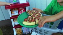 Bébé achète chariot biscuits aliments drôle géant épicerie enfants jouer faire semblant Boutique vidéo pizza
