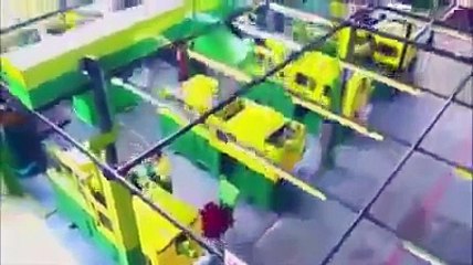 تنبیه وحشتناک کارگر چسب هل با آویزان کردن از پا در محل کار