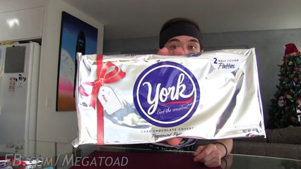 Giant 1 Pound York Peppermint Patties (Kinda Fail)-4jL0cwwC8T8