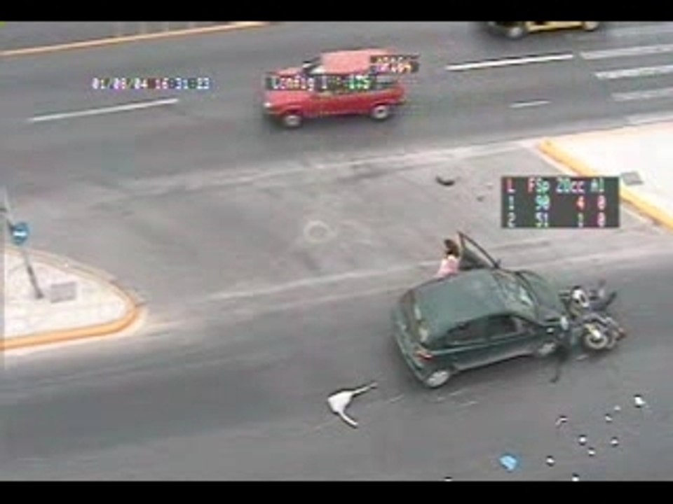 Accident scooter et voiture