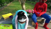Ana bromista elsa ladrones de ventas juguete de la muñeca reina secuestrados escena de rescate de superhéroes Spiderman