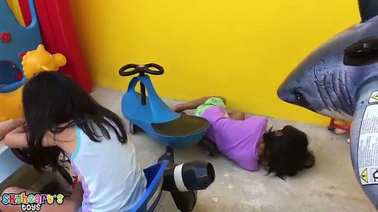 Attaque génial bébé mal Baignoire géant dans désordre désordonné hors hors requin le le le le la jouets Freaks c