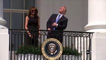 Trump Güneş tutulmasını gözlüksüz izleyince eşi melania yine rezil oldu