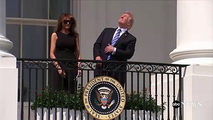 Trump Güneş tutulmasını gözlüksüz izleyince eşi melania yine rezil oldu
