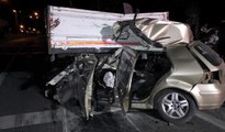 Otomobil TIR'a çarptı: 4 ölü