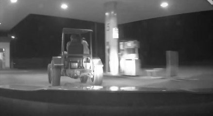 Ils prennent la fuite à bord de leur tracteur