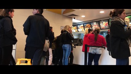 MUJER CAMINA SIN ROPA POR LAS CALLES Y PASA ESTO