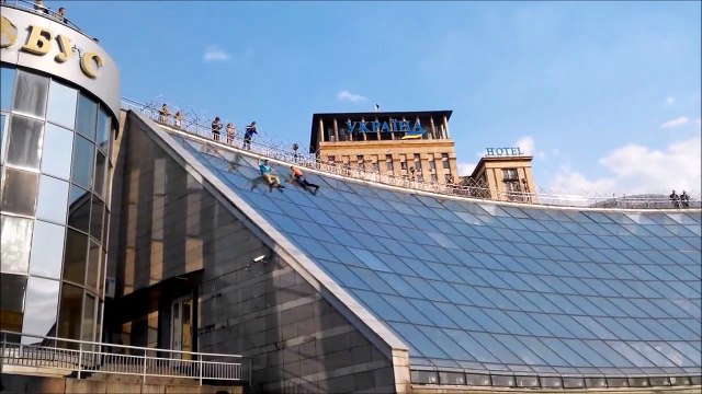 2 ukrainiens ivres chutent d'un toit après avoir voulu tenter une glissade